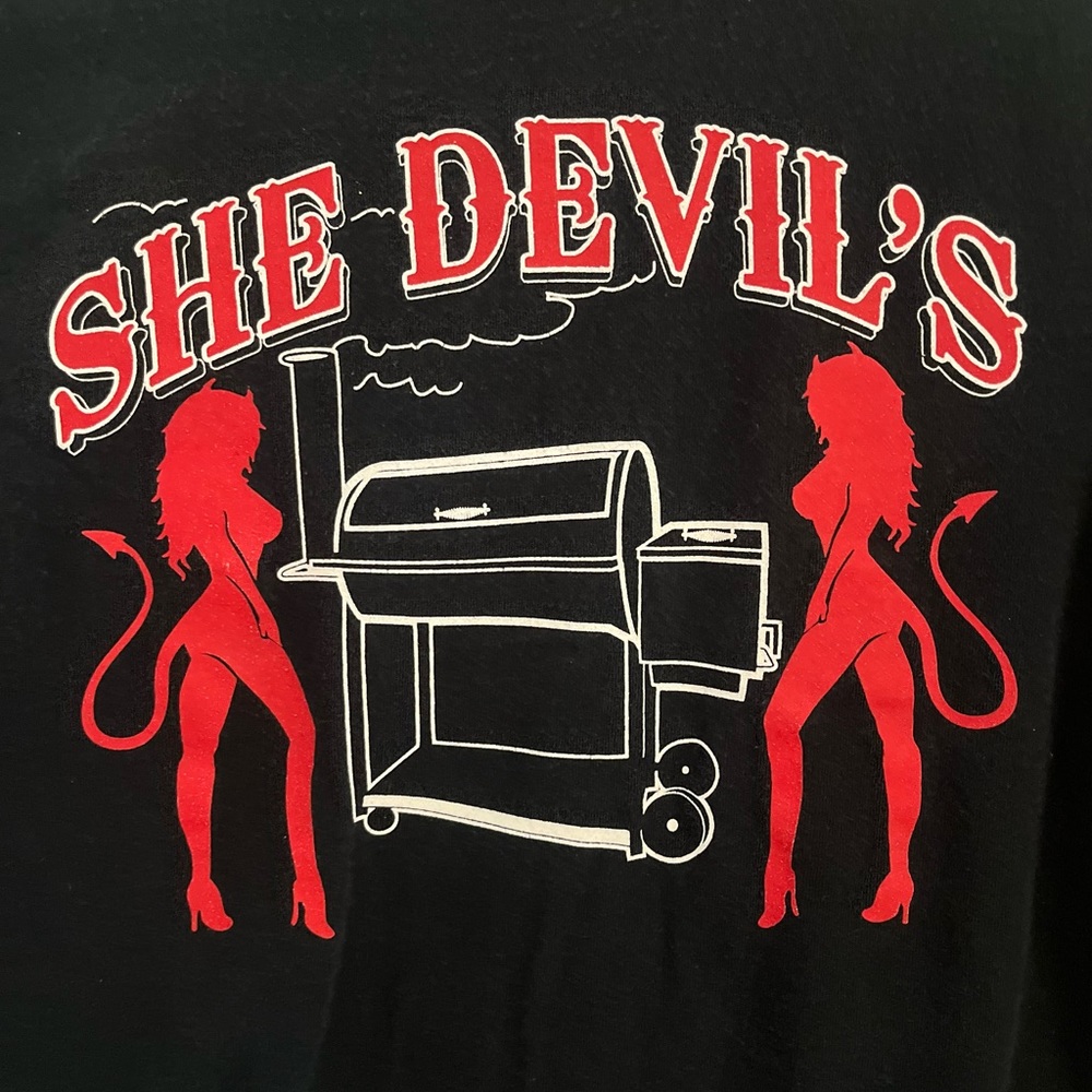 GILDAN Vintage She Devil’s BBQ Unique Rare Graphic Tee shirt Sz Large - Picture 5 of 5